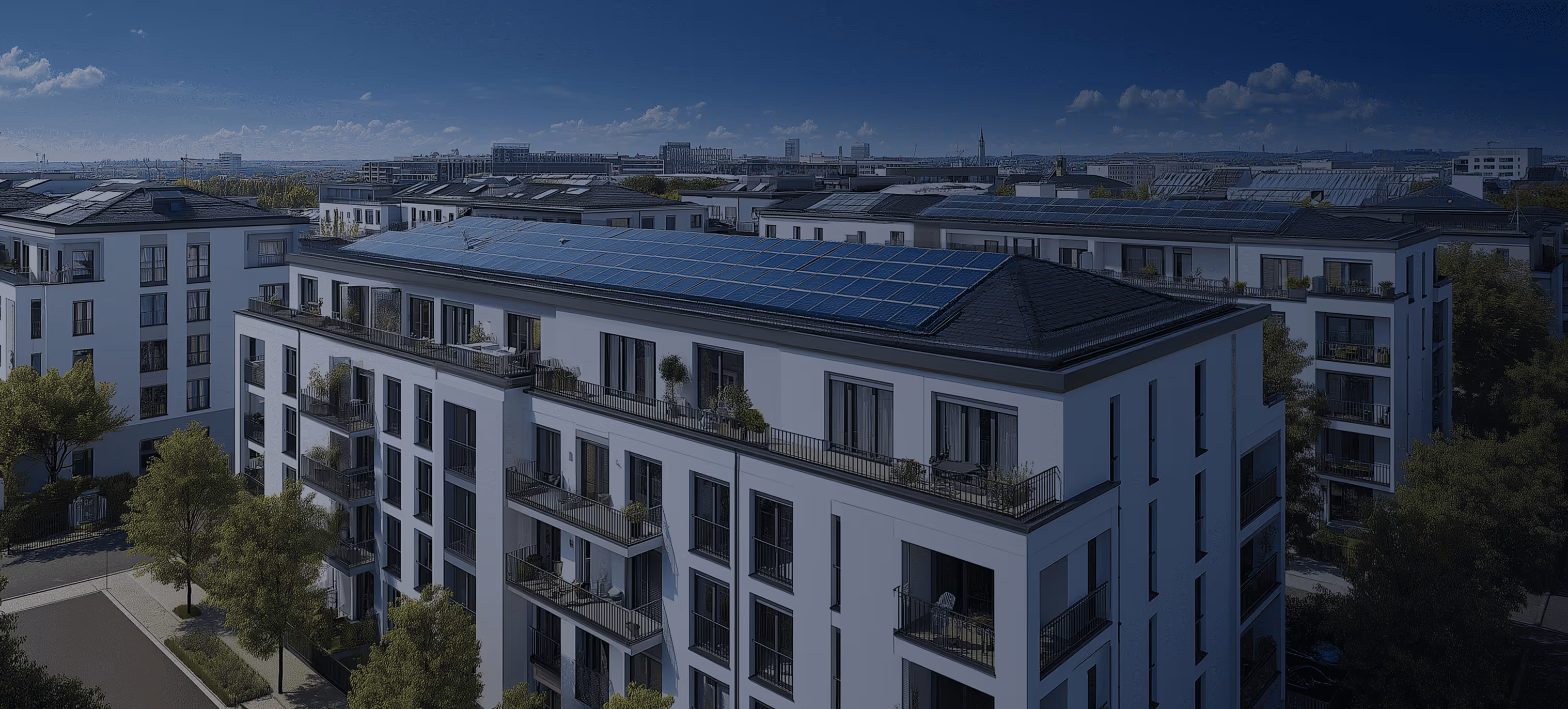 Mehrstöckige moderne Wohngebäude mit Balkonen und Dachflächen, die mit Solarpanelen bedeckt sind.