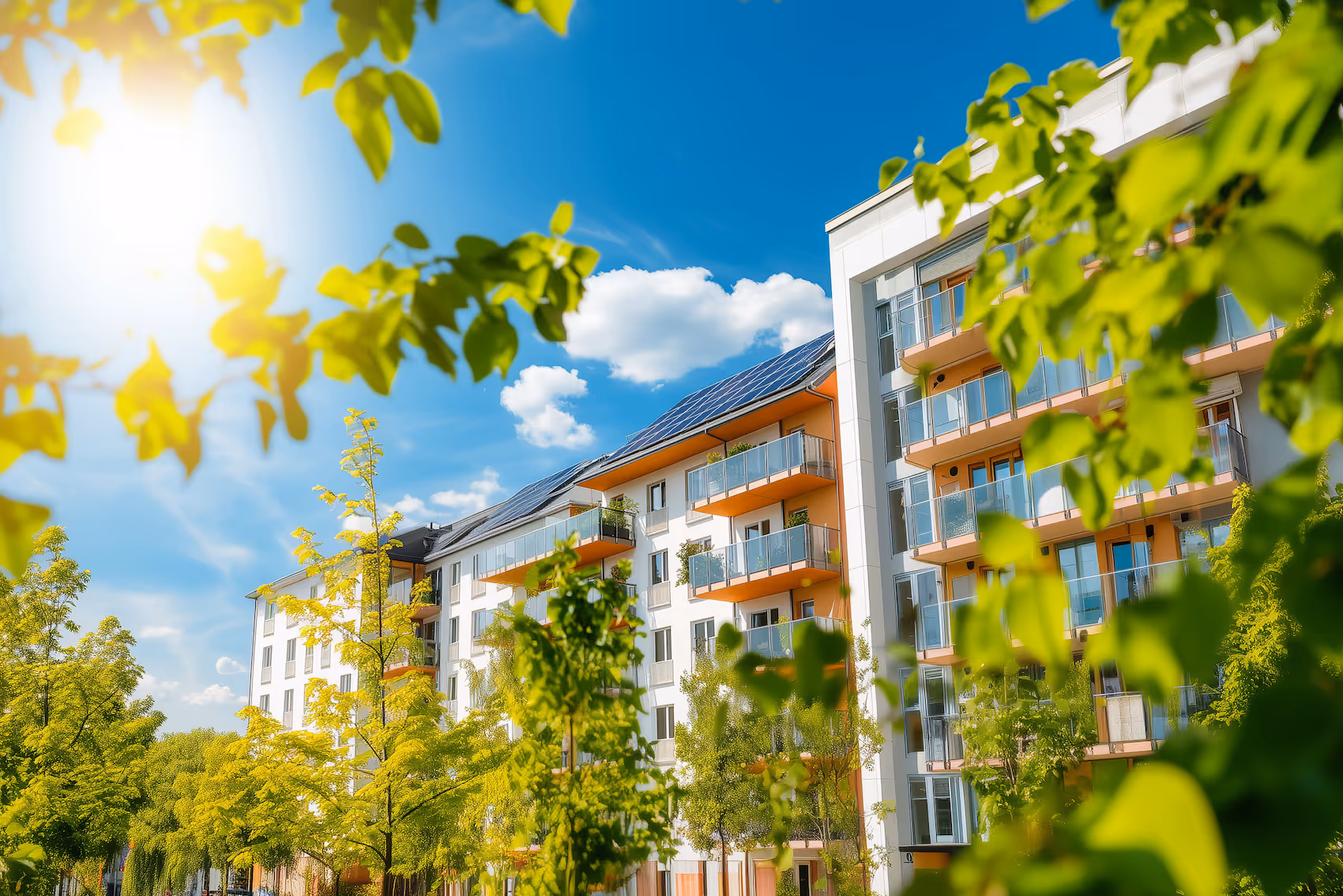 Bild von Mehrfamilienhäudern mit PV Anlage bei guten Wetter | MIeterstrom mit metergrid