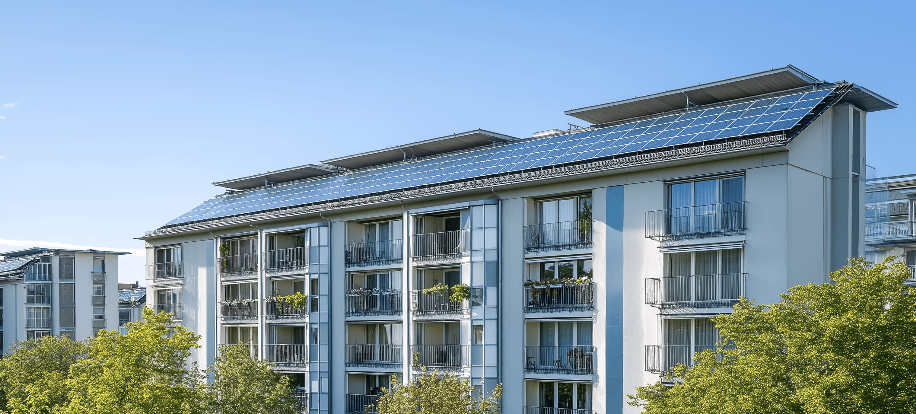 Mehrparteienhaus mit PV-Anlage auf dem Dach für die Nutzung von MIeterstrom | metergrid