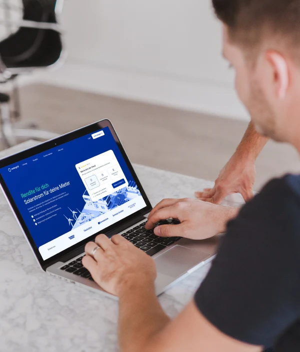 Geschäftsführer und Founder von metergrid Julians Schulz auf der Webseite von metergrid am Laptop