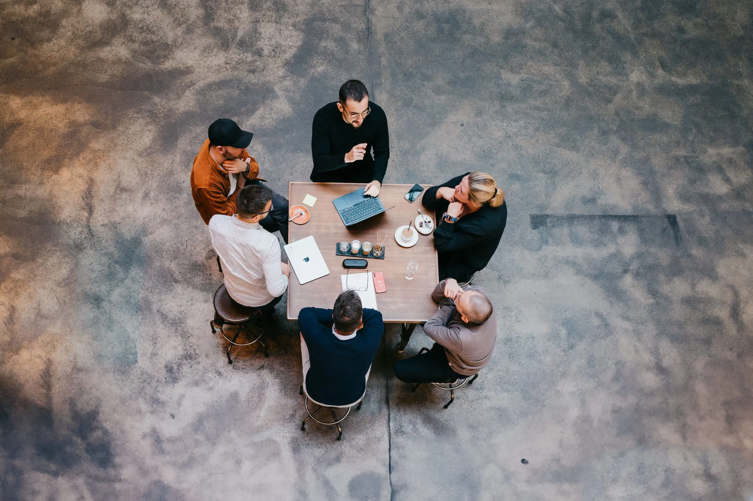 metergrid Mitarbeiter im Gespräch für Mieterstromprojekte