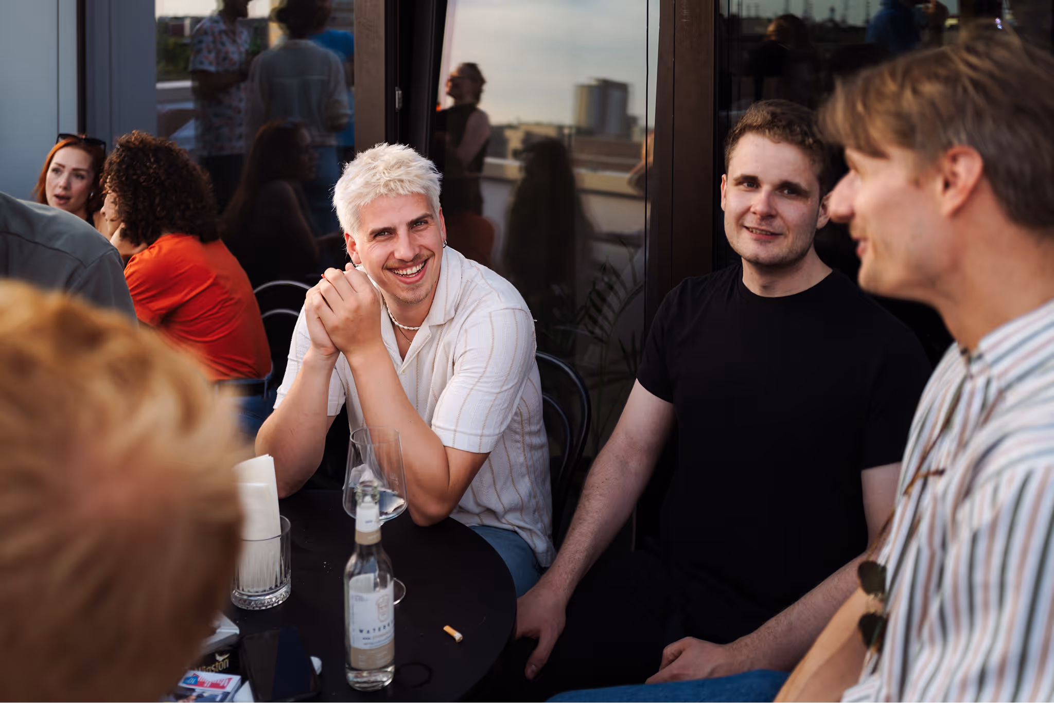 metergrid Sommerfeier 2026 - 3 lachende Kollegen bei guter Stimmung