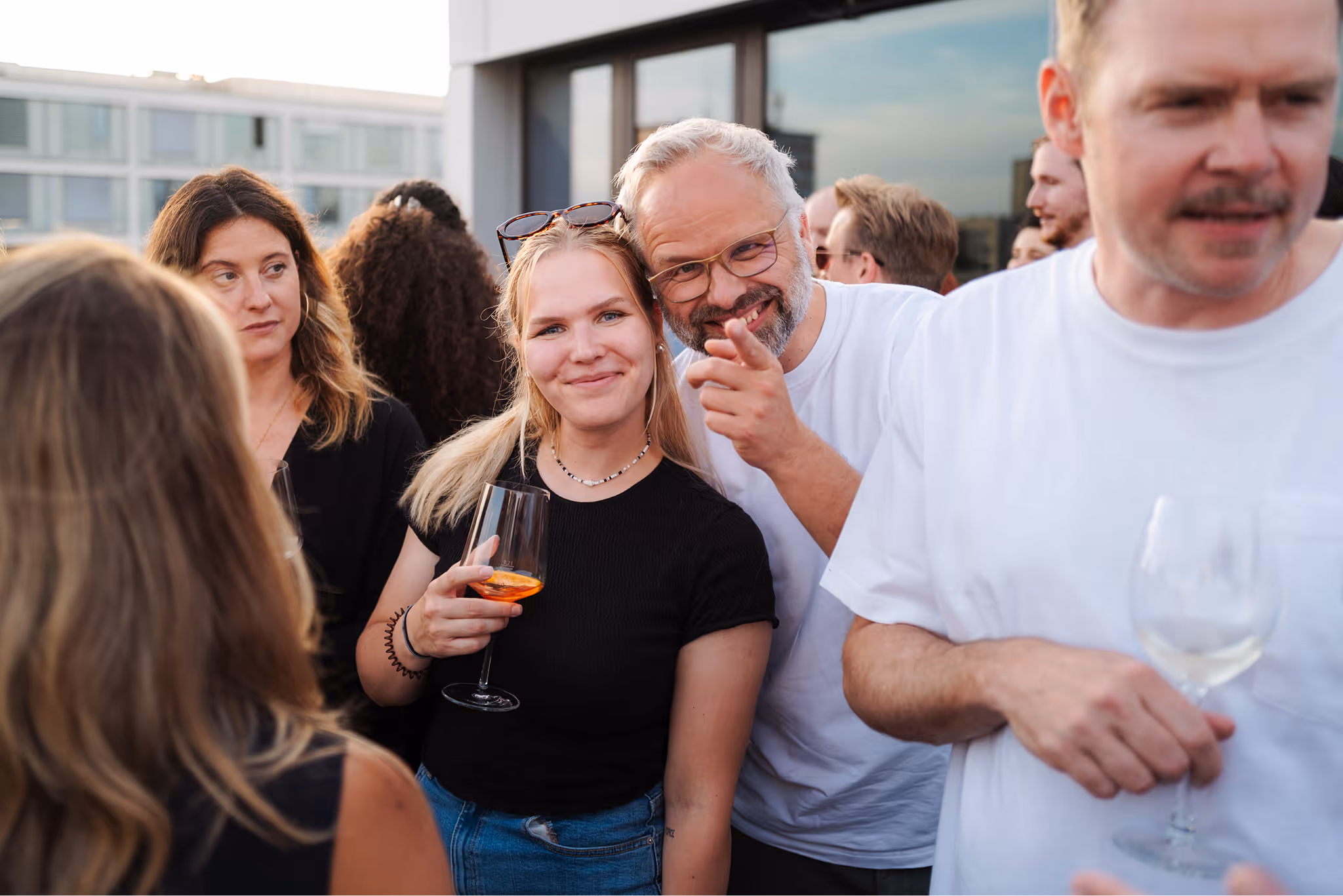 metergrid Sommerfeier 2026 - lächelnde Mitarbeiterin und lächelnder Mitarbeiter blicken in die Kamera
