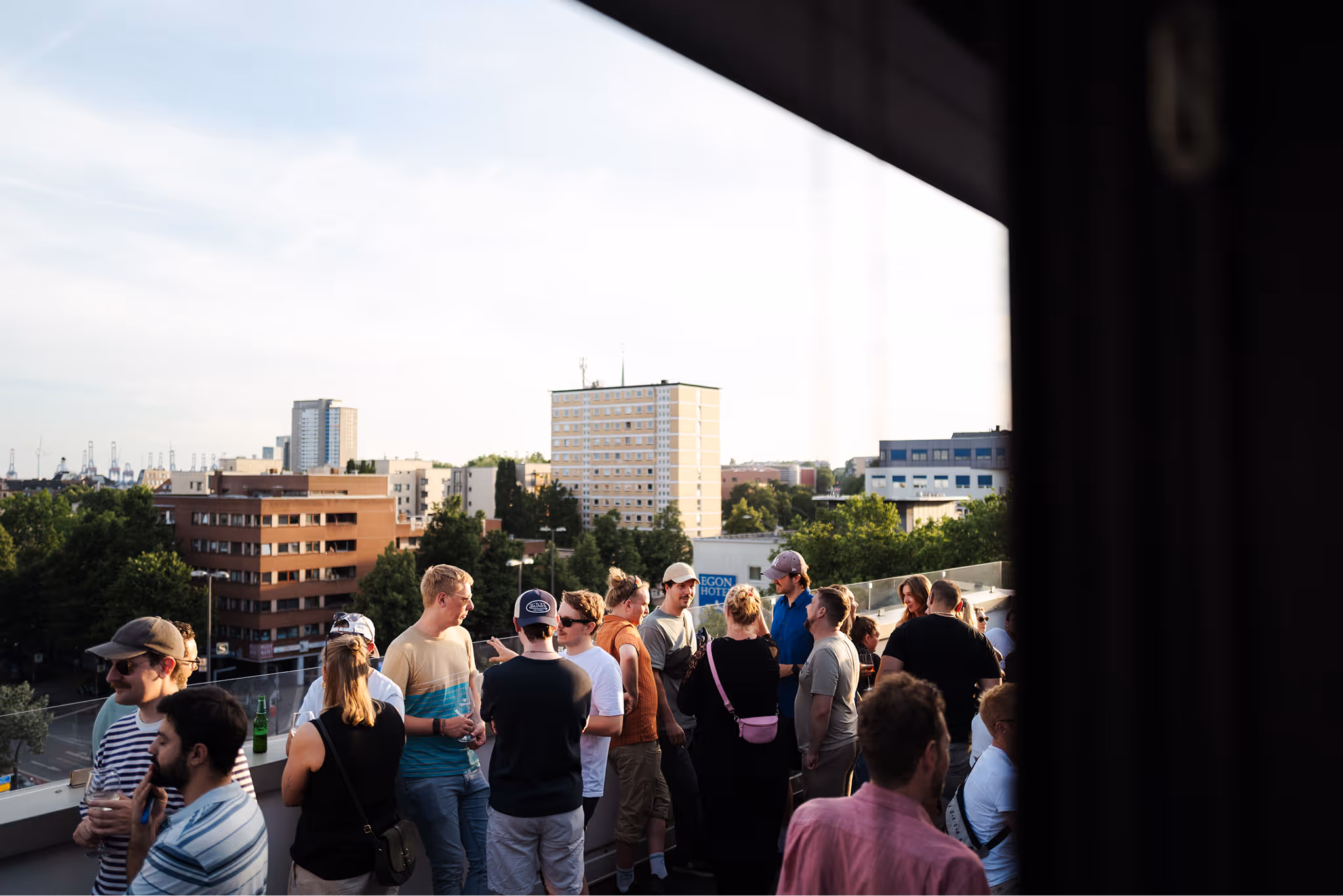 metergrid Sommerfeier 2026 - Dachterrasse, feiernde Mitarbeiter, Aussicht auf die Hamburger Skyline