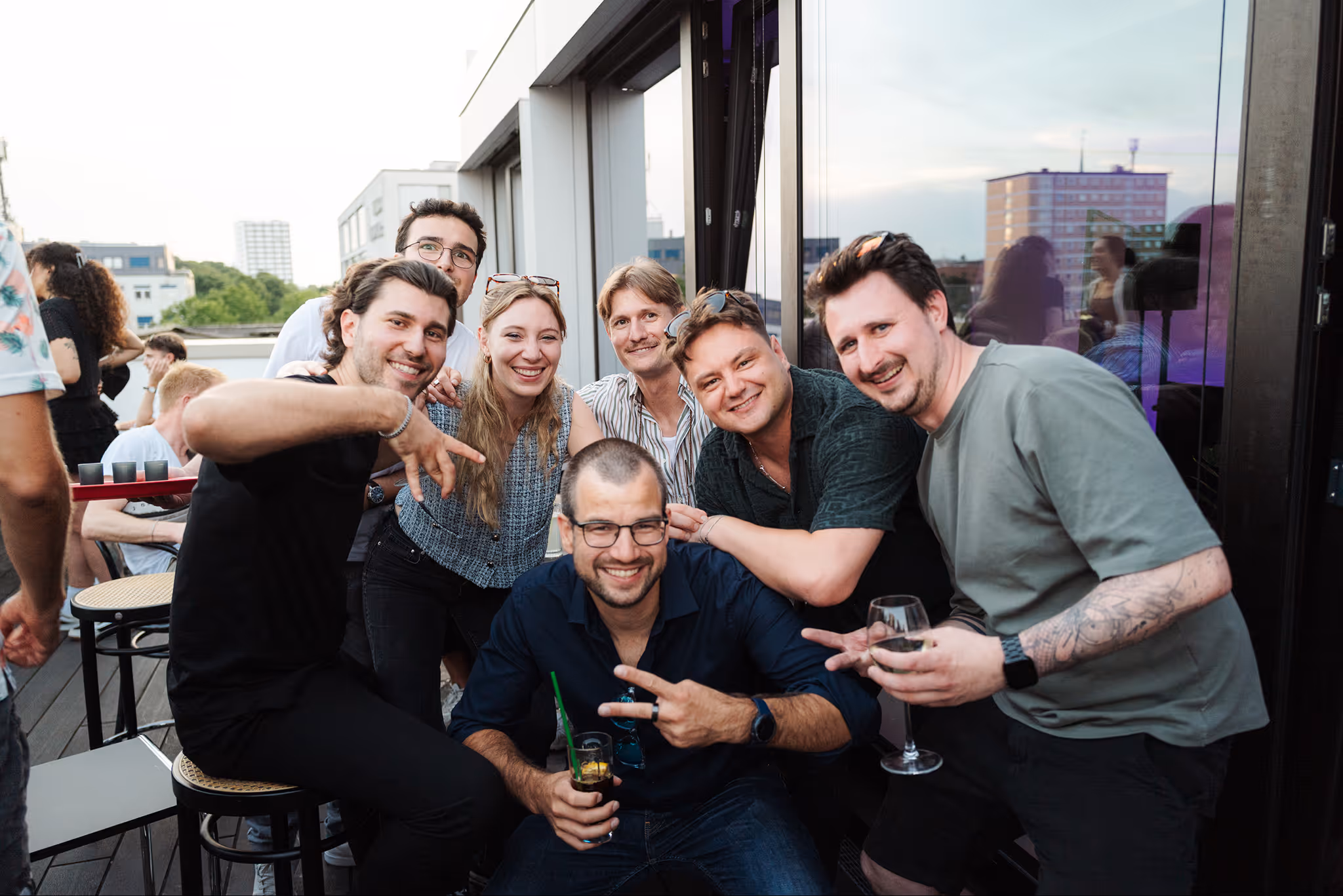 metergrid Sommerfest, Gruppenaufnahme 7 Mitarbeiter auf der Dachterrasse - lächelndes Team und gute Stimmung