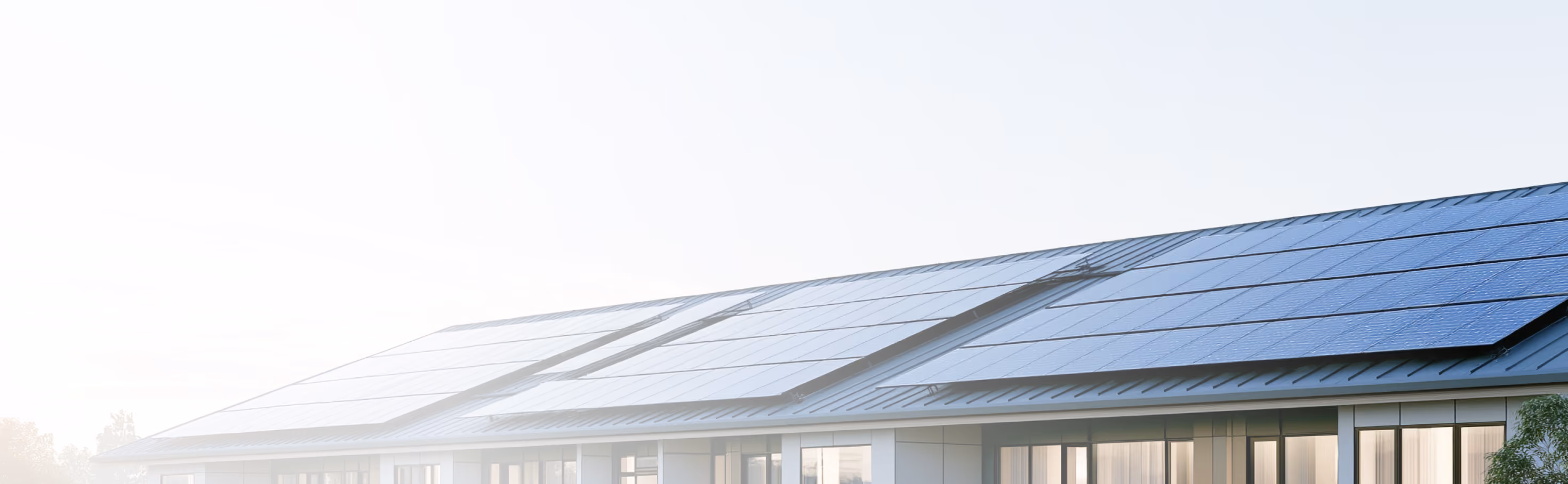 metergrid: Mieterstrom und weitere Energielösungen fürs Mehrfamilienhaus. Bild: Mehrfamilienhaus mit PV-Anlage im Sonnenschein.