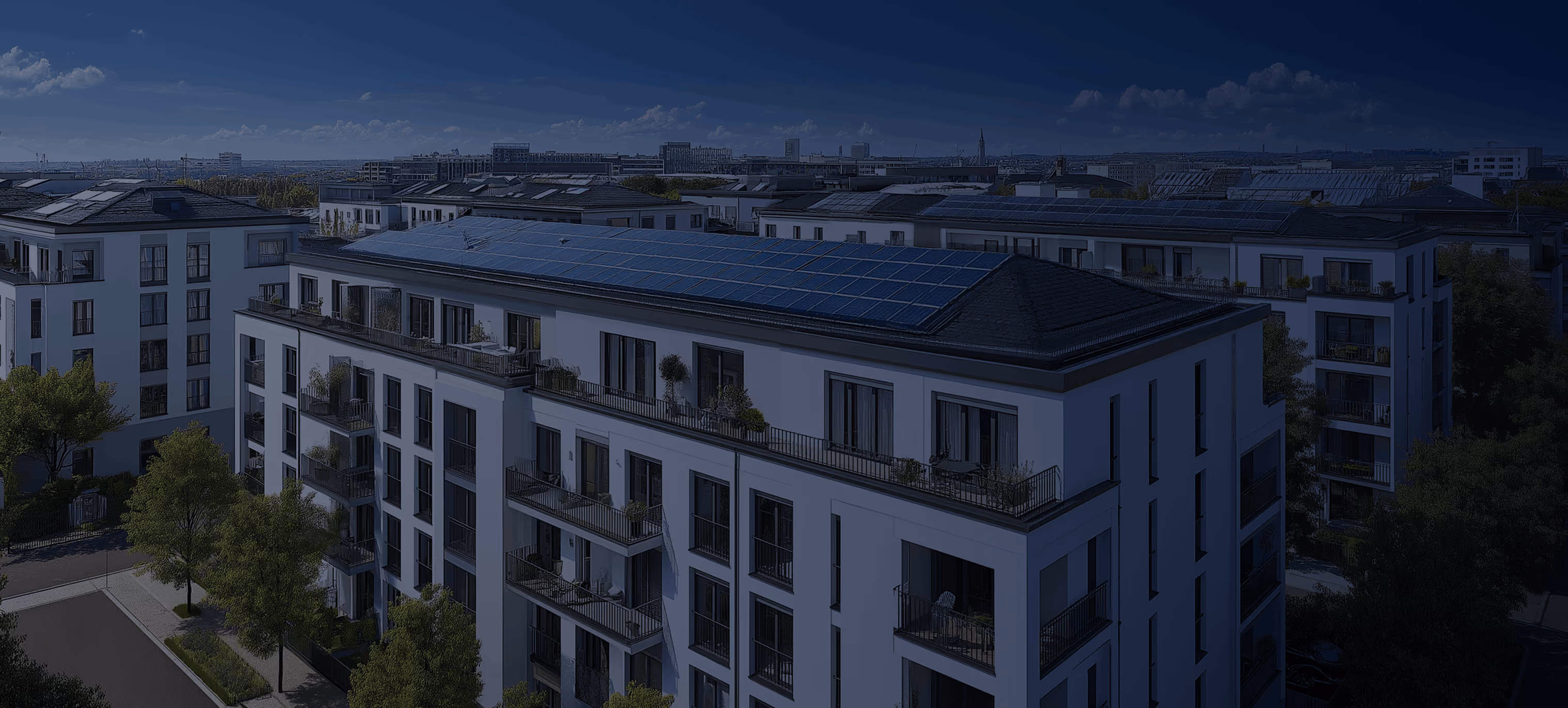 Mehrfamilienhaus mit Photovoltaikanlage, Banner mit dunklem Overlay. Mieterstrom, gemeinschaftliche Gebäudeversorgung und mehr mit metergrid
