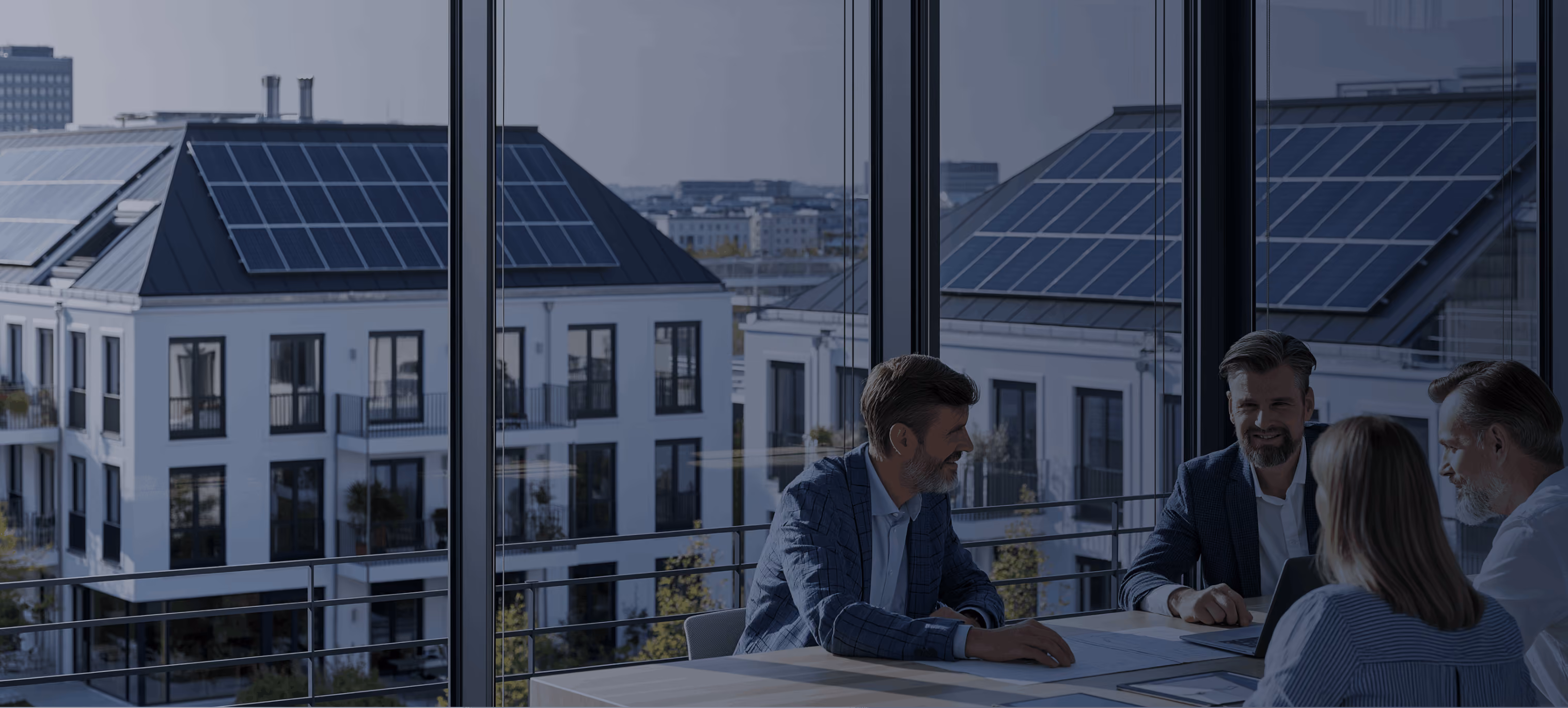 Geschäftsleute aus der Immobilienwirtschaft, Wohnungswirtschaft vor Mehrfamilienhäusern mit Photovoltaik und Mieterstrom