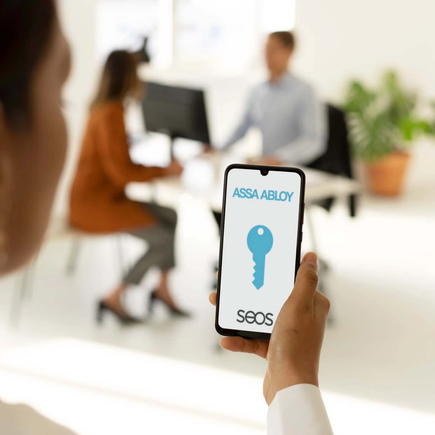 Assa Mobile Key System_Access_Control_Woman_Android_in hand_2_1x1.png