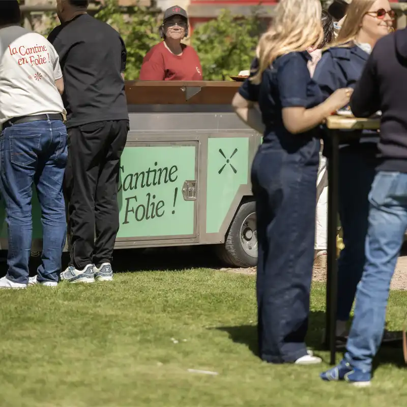 Équipe de serveurs et brigade traiteur écoresponsable lors d'un événement professionnel engagé RSE avec La Cantine en Folie.
