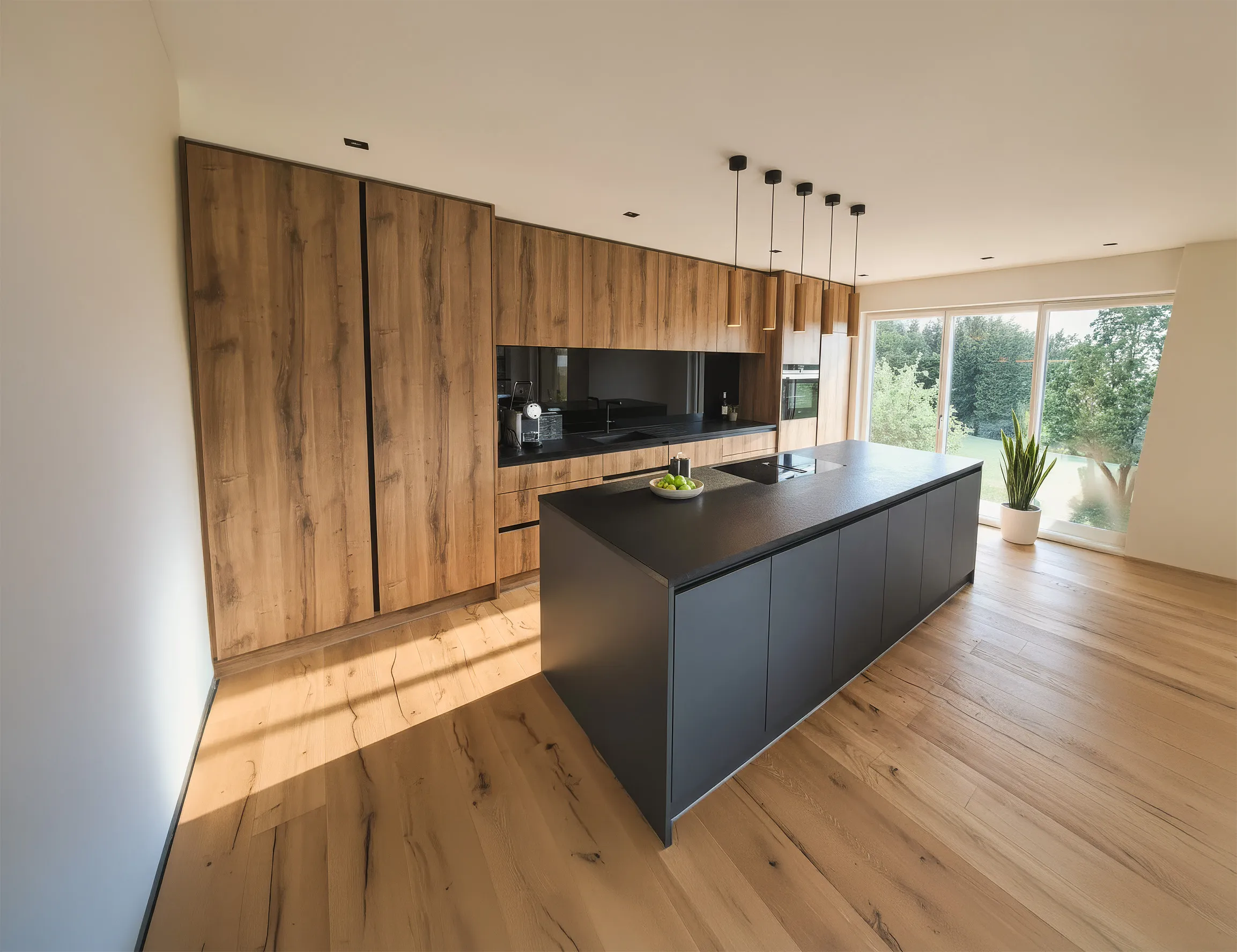 Moderne Küche mit einer schwarzen Insel, hölzernen Schränken, großen Fenstern mit Blick auf einen Garten und einer Pflanze im Topf.