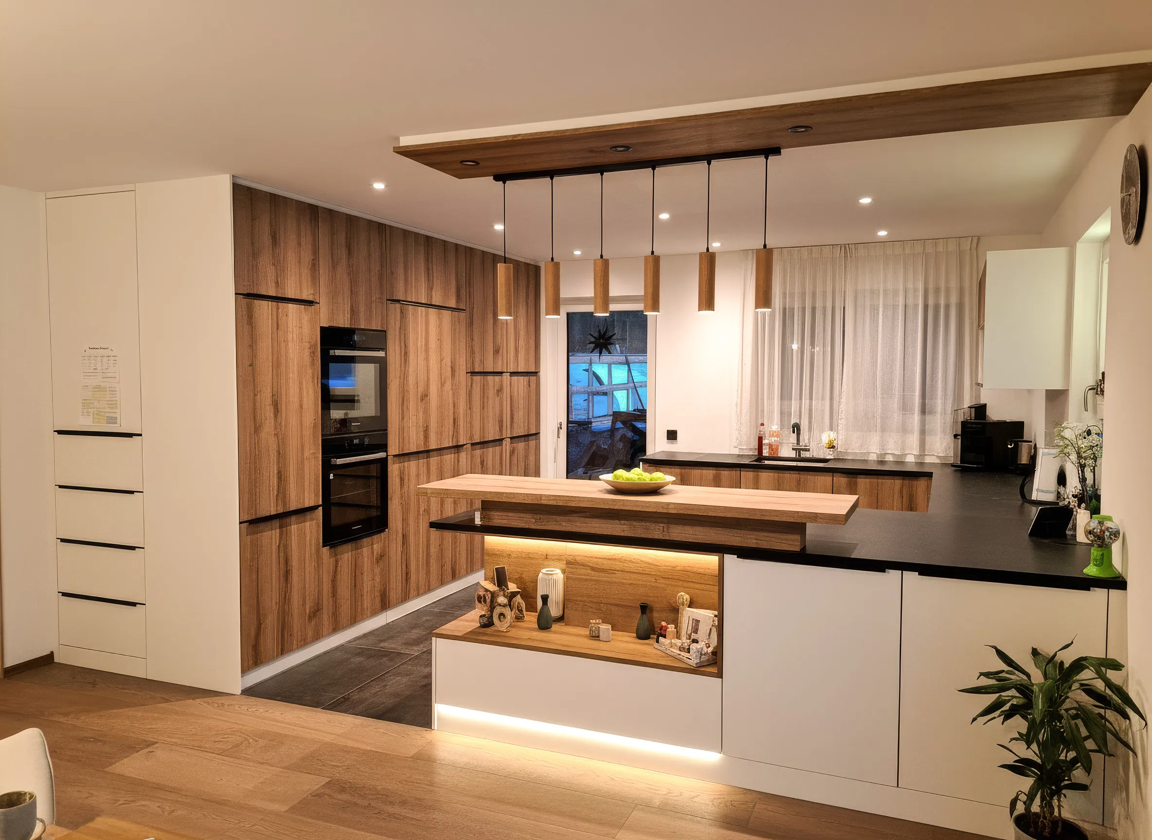 Moderne Küche mit Holzschränken, schwarzer Arbeitsplatte, Kücheninsel mit Holzplatte und Hängeleuchten.