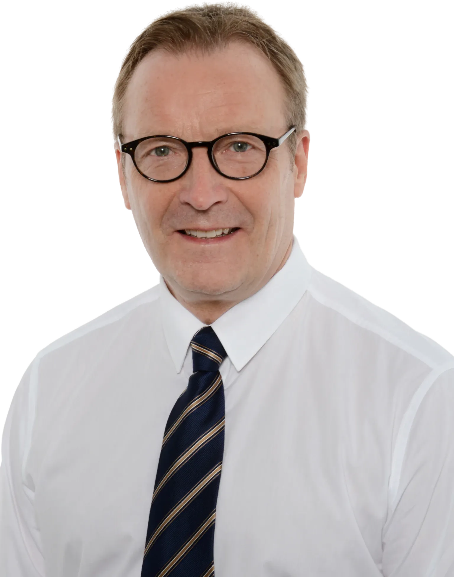 Muotokuva keski-ikäisestä miehestä, jolla on silmälasit, valkoinen paita ja raidallinen solmio mustalla taustalla.