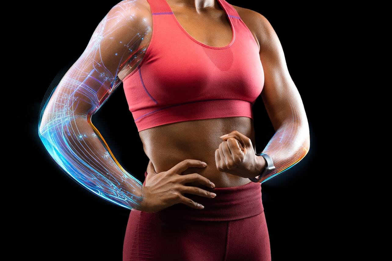 Urheilullinen nainen punaisissa urheiluvaatteissa, jonka vasen käsivarsi on korostettu sinisillä ja valkoisilla valoilla, mustalla taustalla.