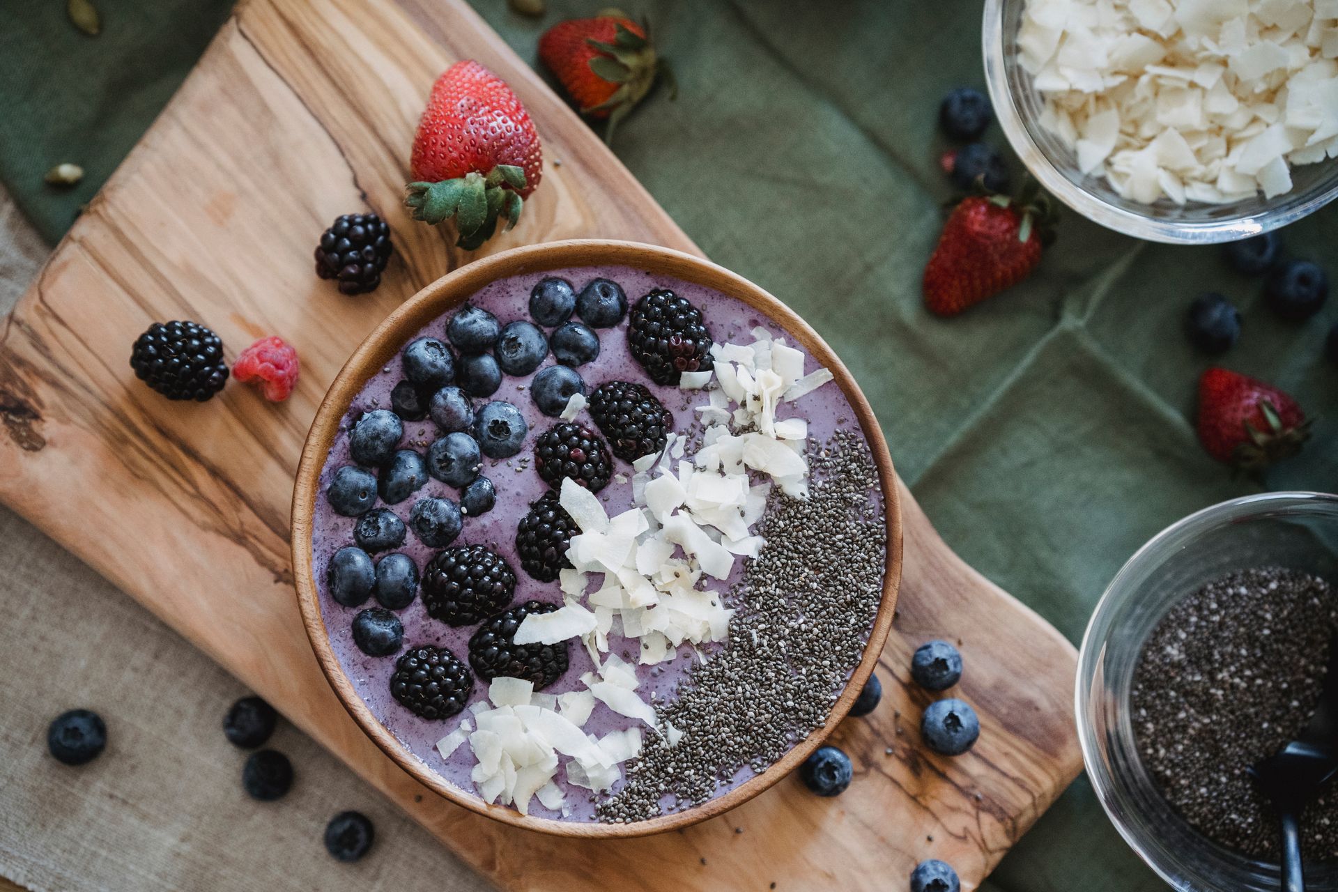 Joghurt-Bowl mit Granola und Obst