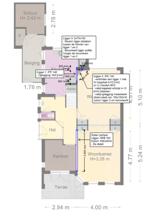 Architectural drawing of a four-story building showing the front facade with arched windows and a staircase entry labeled 'voorgevel', and the rear facade with detailed windows and a balcony labeled 'achtergevel', with red measurement annotations and the text 'Bestaande situatie' in red.