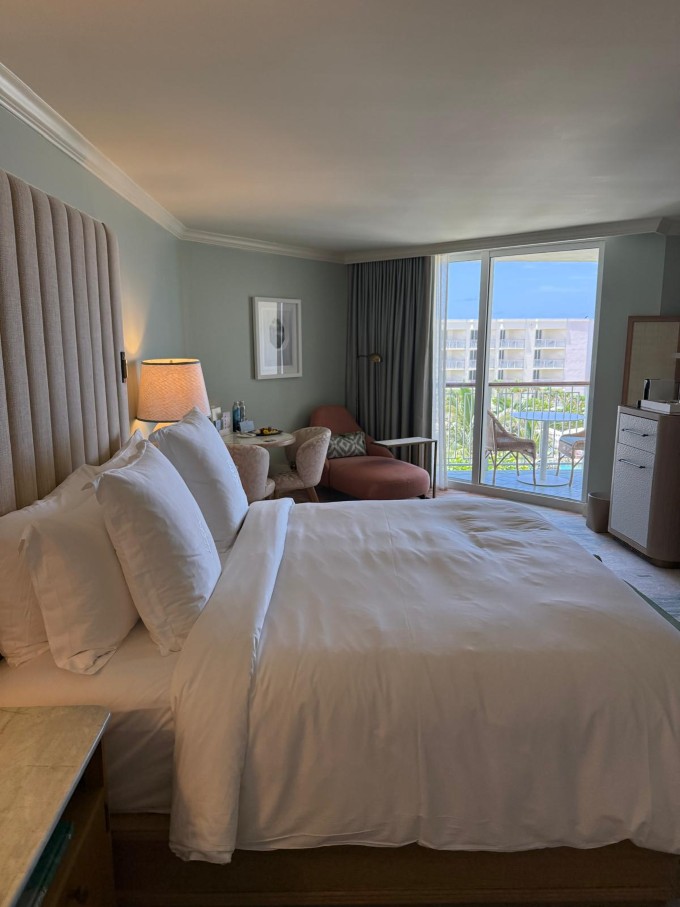 four-seasons-resort-palm-beach-main-guest-room