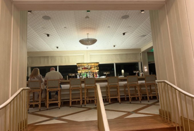Florie’s bar at Four Seasons Resort Palm Beach lit up at night with a relaxed coastal atmosphere