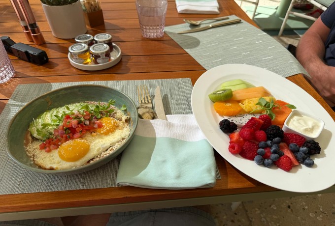 Daily breakfast at Florie’s restaurant in Four Seasons Resort Palm Beach included as part of Four Seasons Preferred Partner benefits