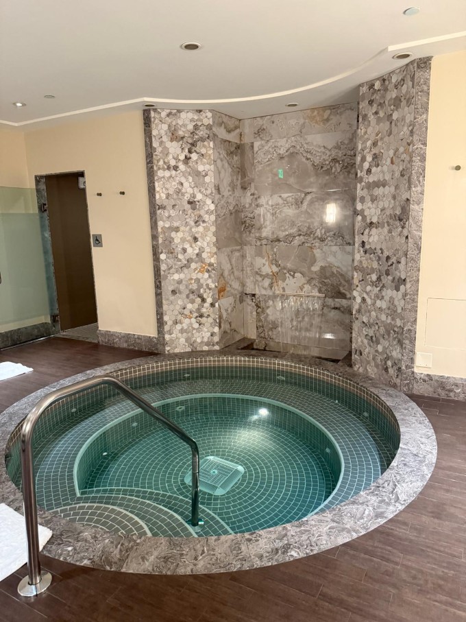 Jacuzzi in the spa at Four Seasons Palm Beach