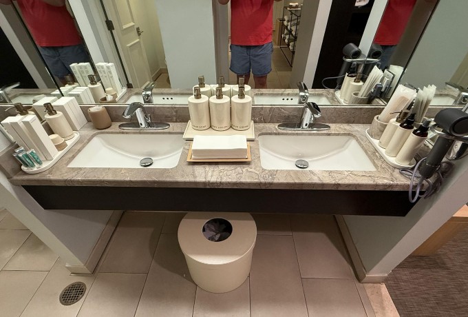 Well-stocked gym changing room at Four Seasons Palm Beach with towels, toiletries and lockers