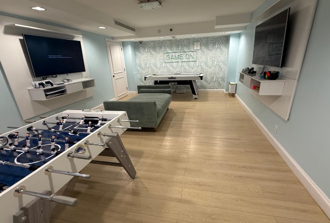Teen hangout room at Four Seasons Resort Palm Beach with games and comfy seating