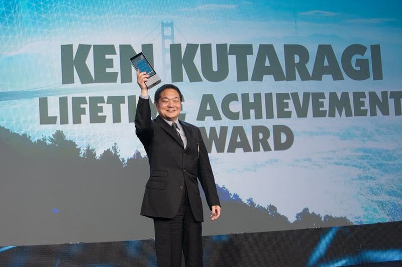 Photo of Ken Kutaragi holding a lifetime achievement award