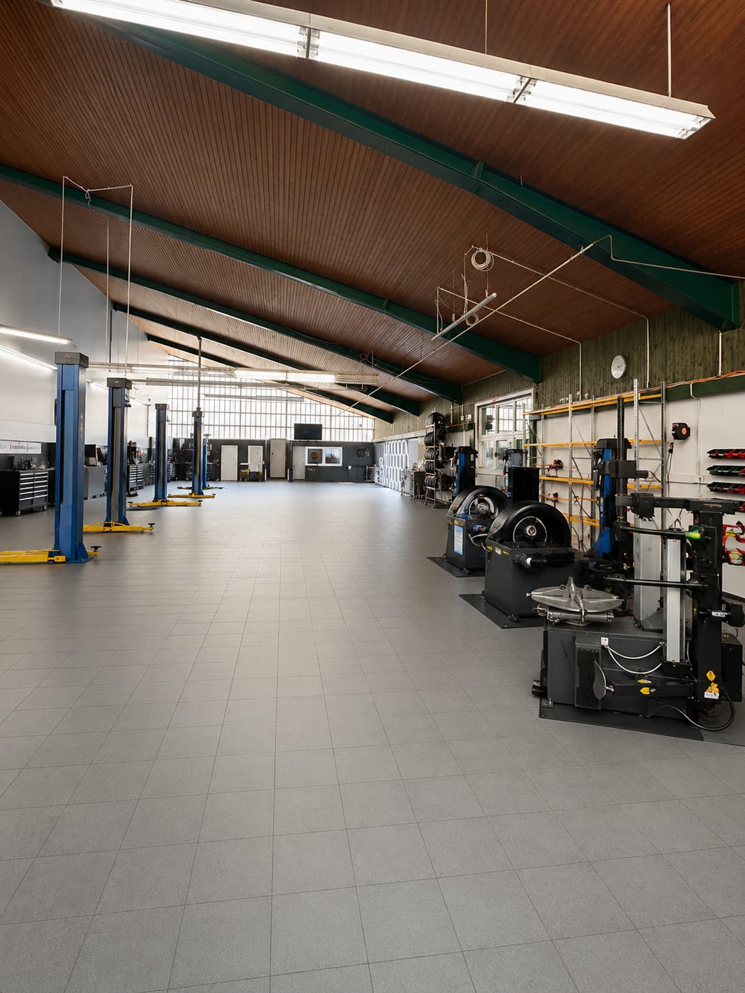 Werkstatthalle von KENBES Reifenservice in Leichlingen mit Hebebühnen, Reifenmontiermaschine und Auswuchtmaschine