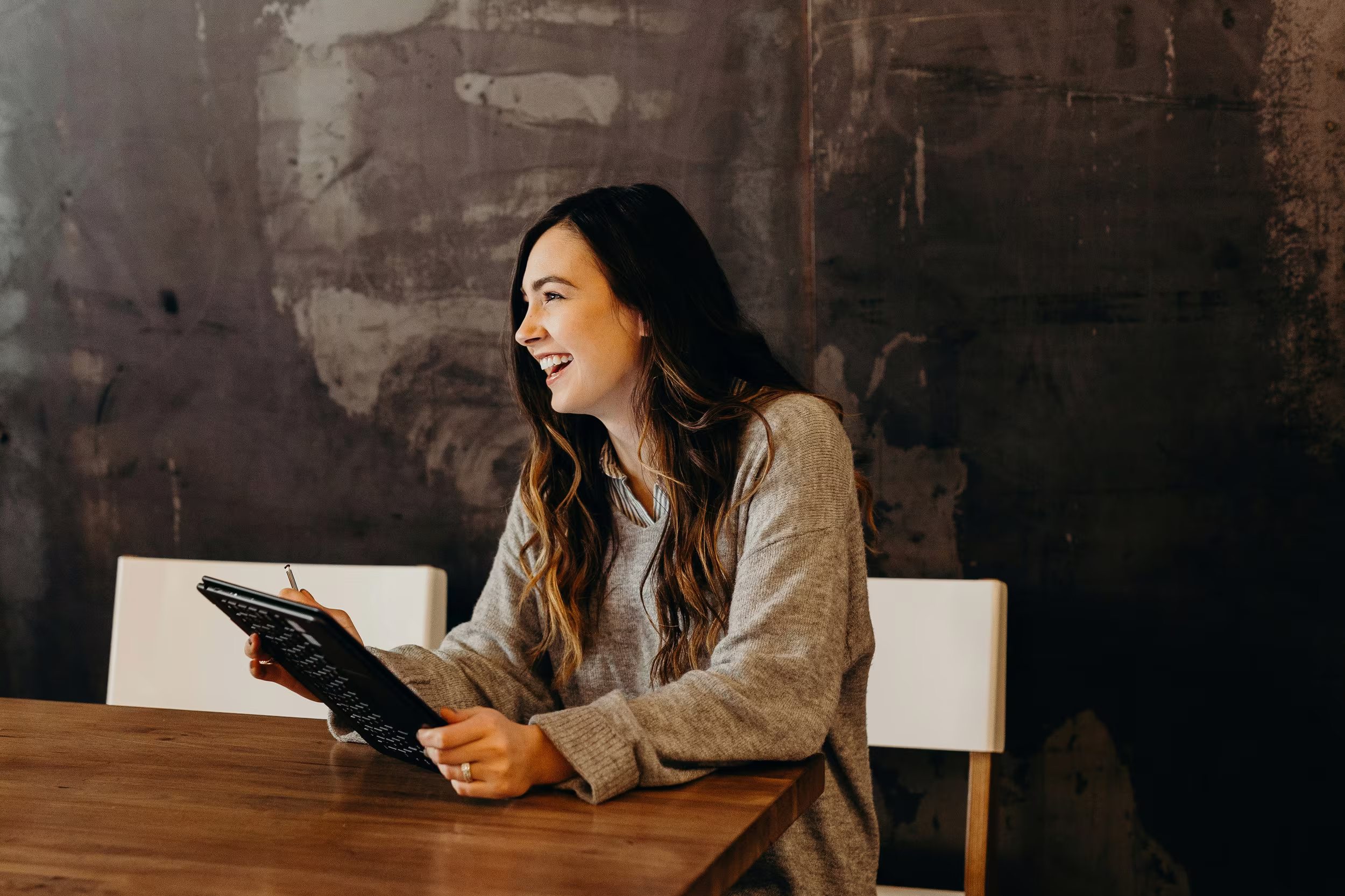 Mastering Peer-to-Peer Recognition: A Guide for a Happier, More Productive Workplace