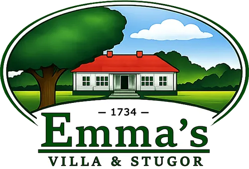 Tecknad bild av ett vitt hus med rött tak framför gröna träd och en blå himmel med moln, med texten Emma’s Villa & Stugor.