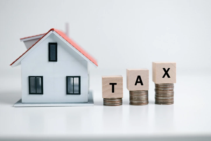 Petite maison, pièces de monnaie et mot tax