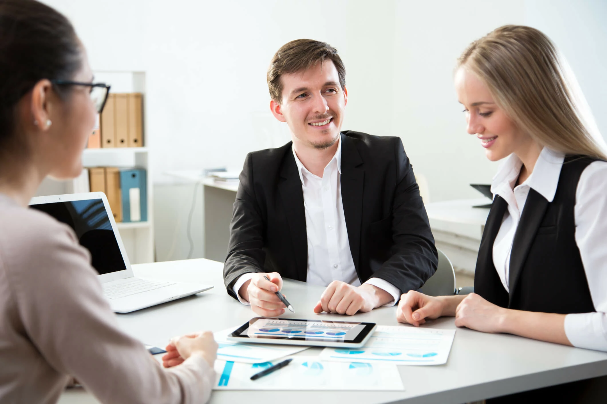 Couple regardant un plan de maison sur une tablette.