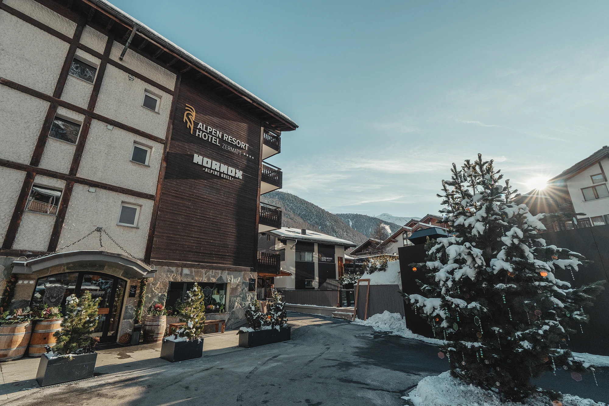 Hotel Alpen Resort Zermatt mit Restaurant Hornox im Winter, verschneite Dorfstrasse