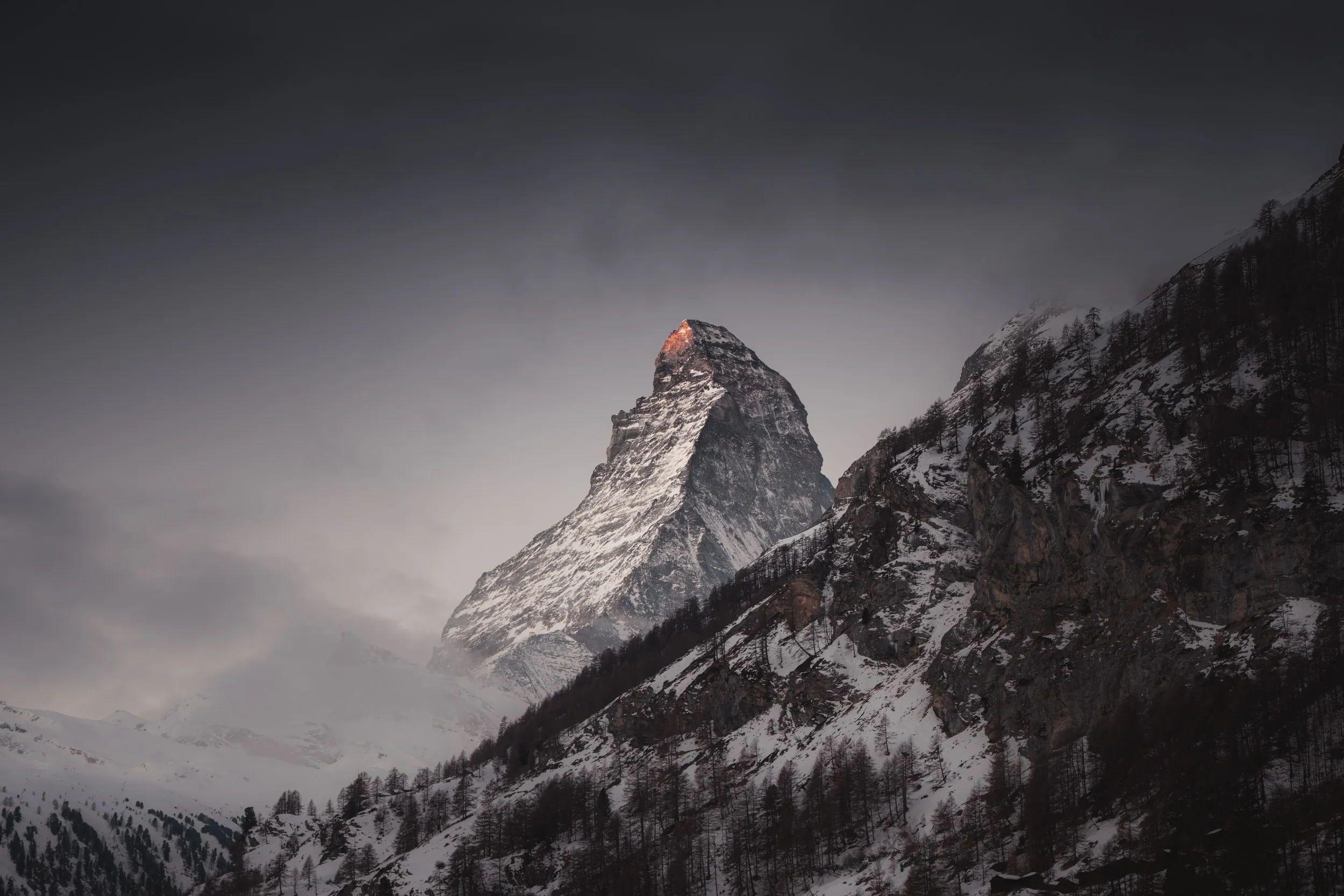 Matterhorn mit letztem Abendlicht auf dem Gipfel