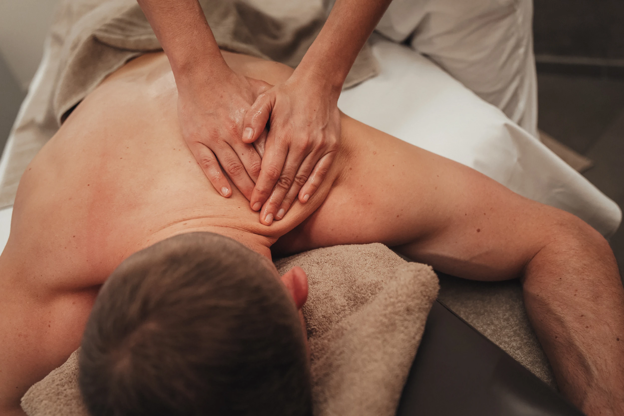 Rückenmassage auf der Massageliege im Spa