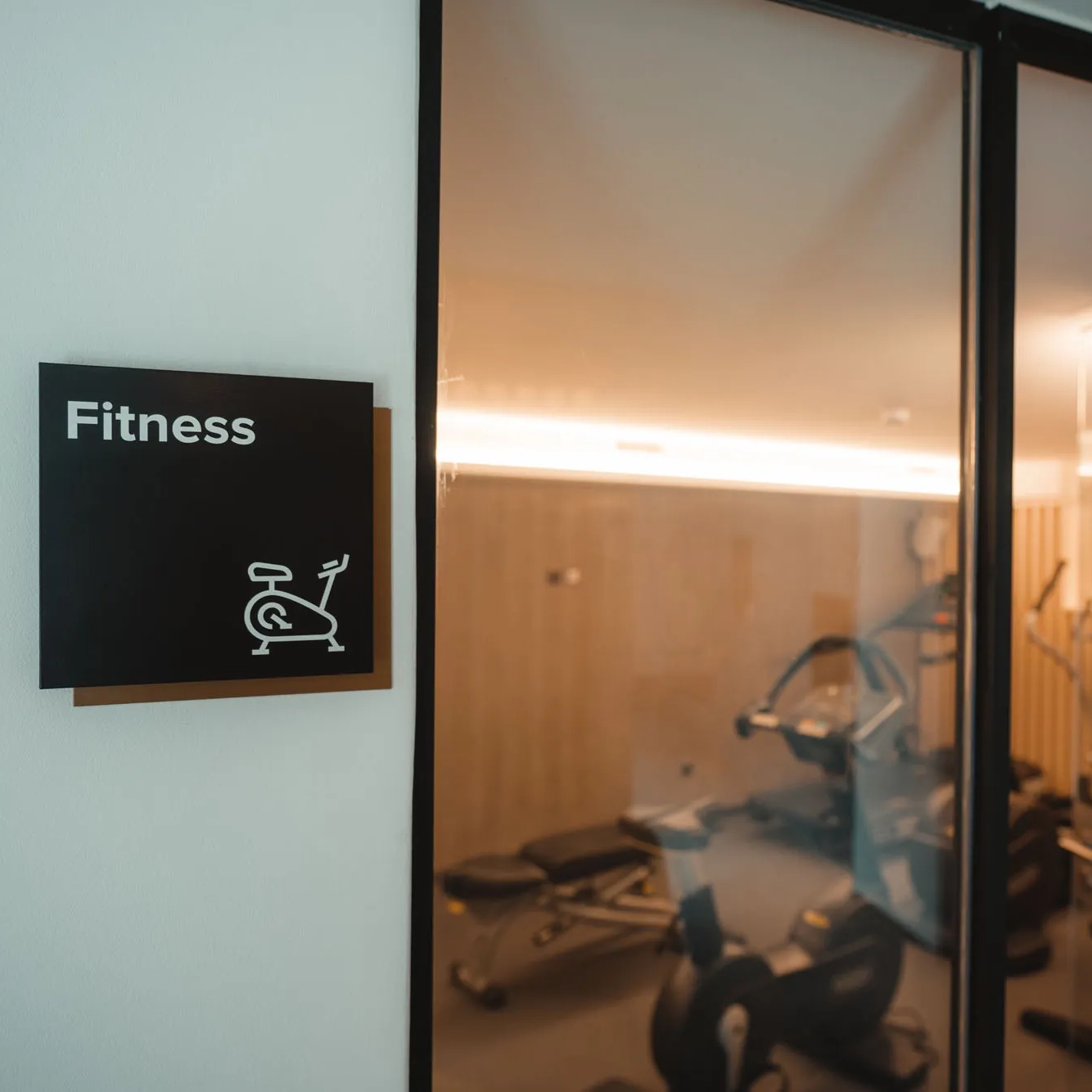 Eingang zum Fitnessraum mit Beschriftung «Fitness»