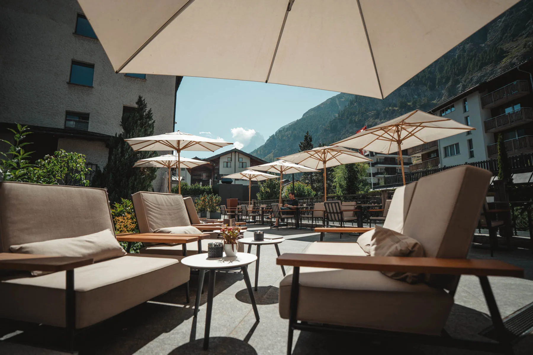 Sonnenterrasse des Hotels mit Loungemöbeln und Sonnenschirmen