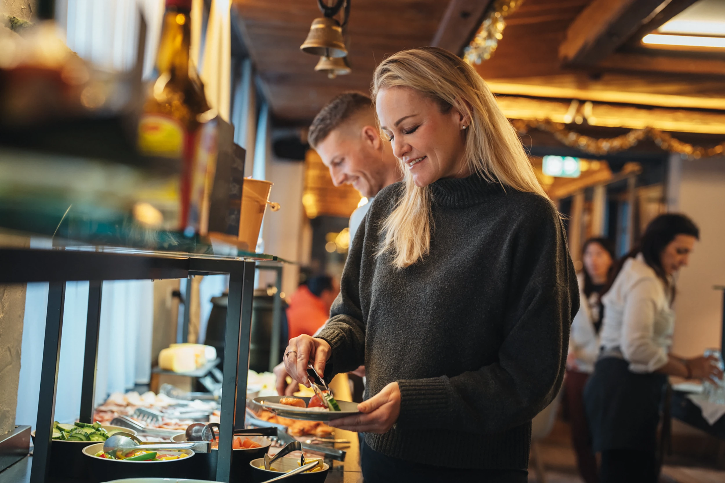 Gäste am Frühstücksbuffet des Hotels