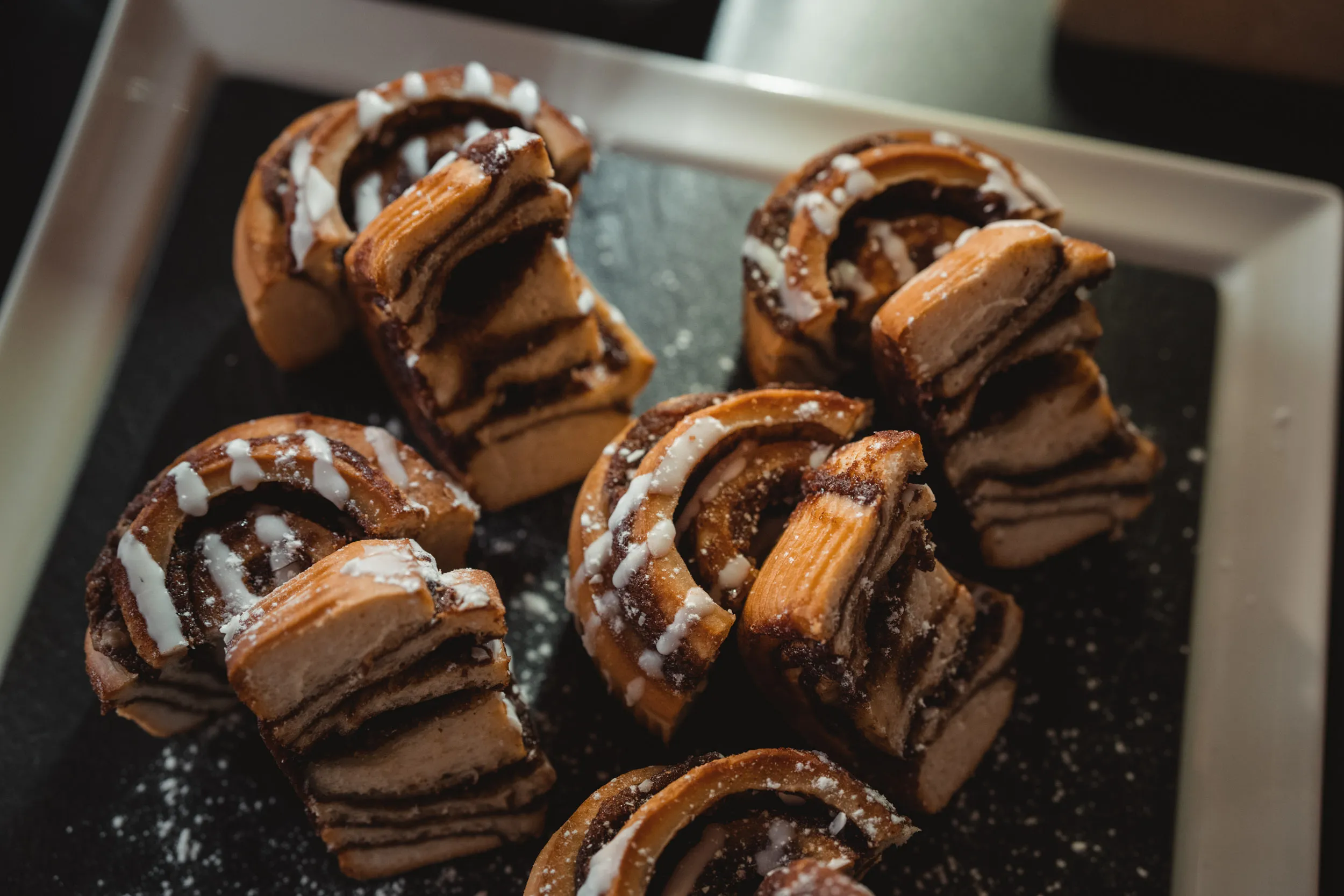 Kanelbullar mit Zuckerguss auf einem Serviertablett