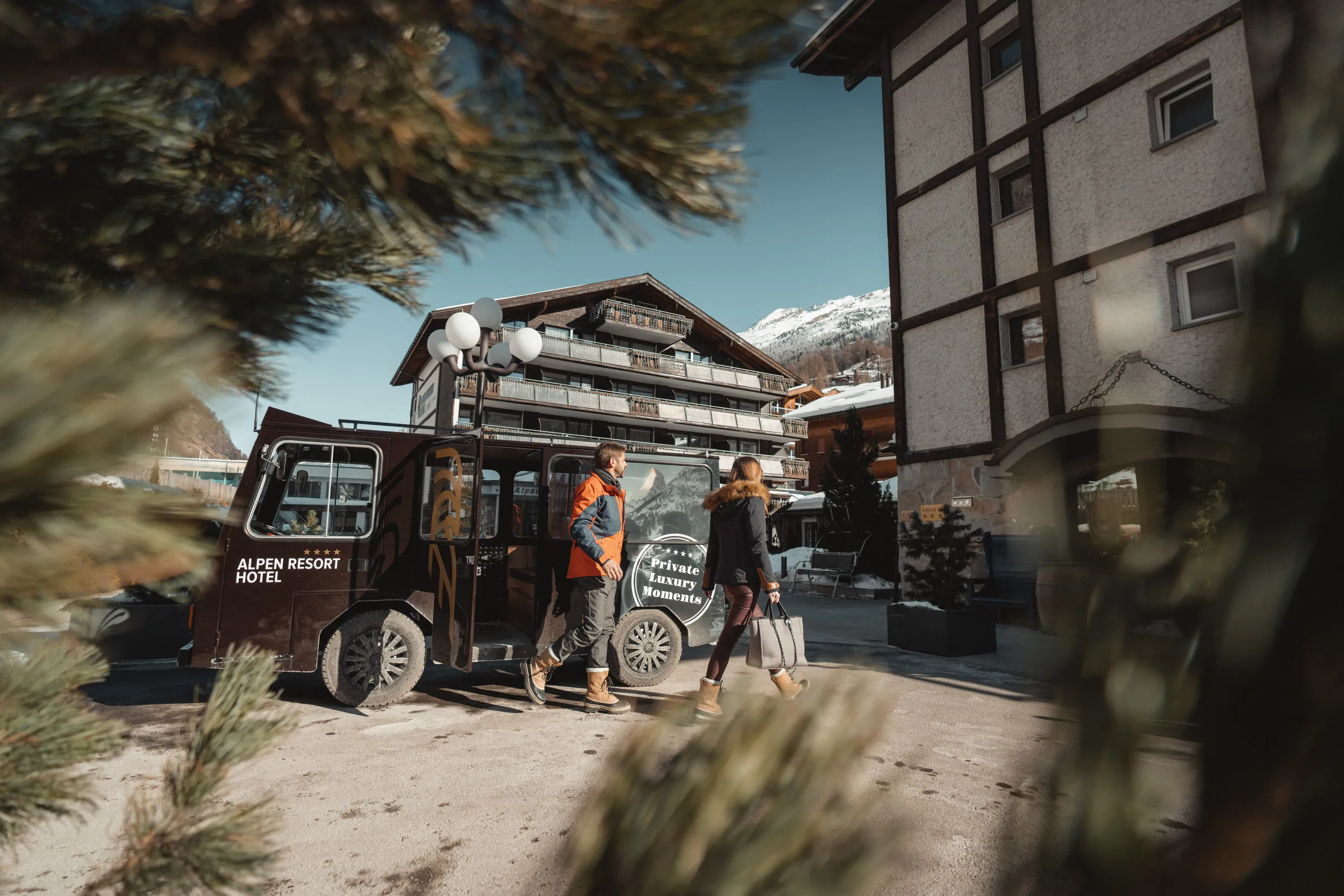 Gäste steigen beim Hotel in den Shuttle des Alpen Resort Zermatt