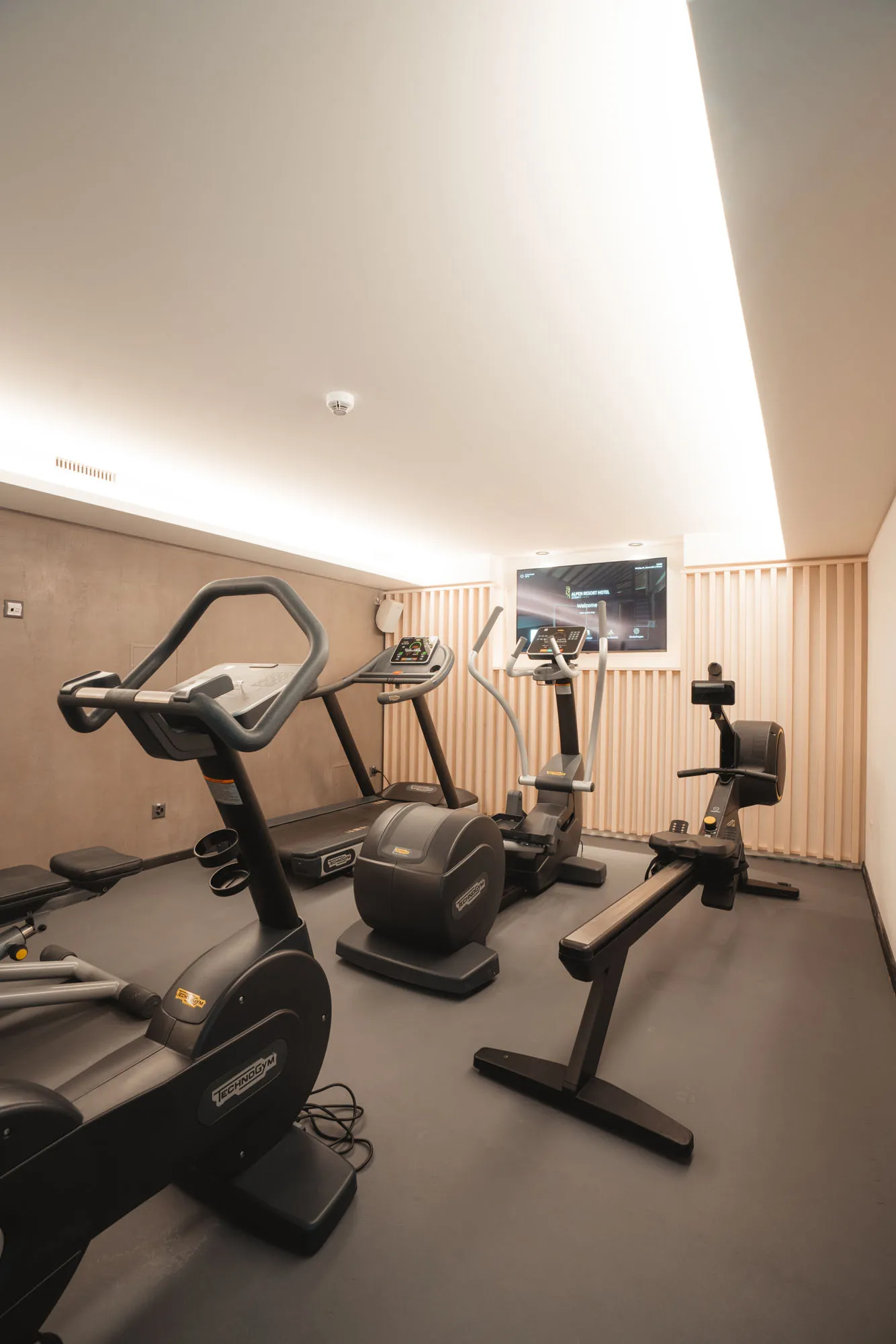 Fitnessraum mit Ergometern, Laufband und Rudergerät