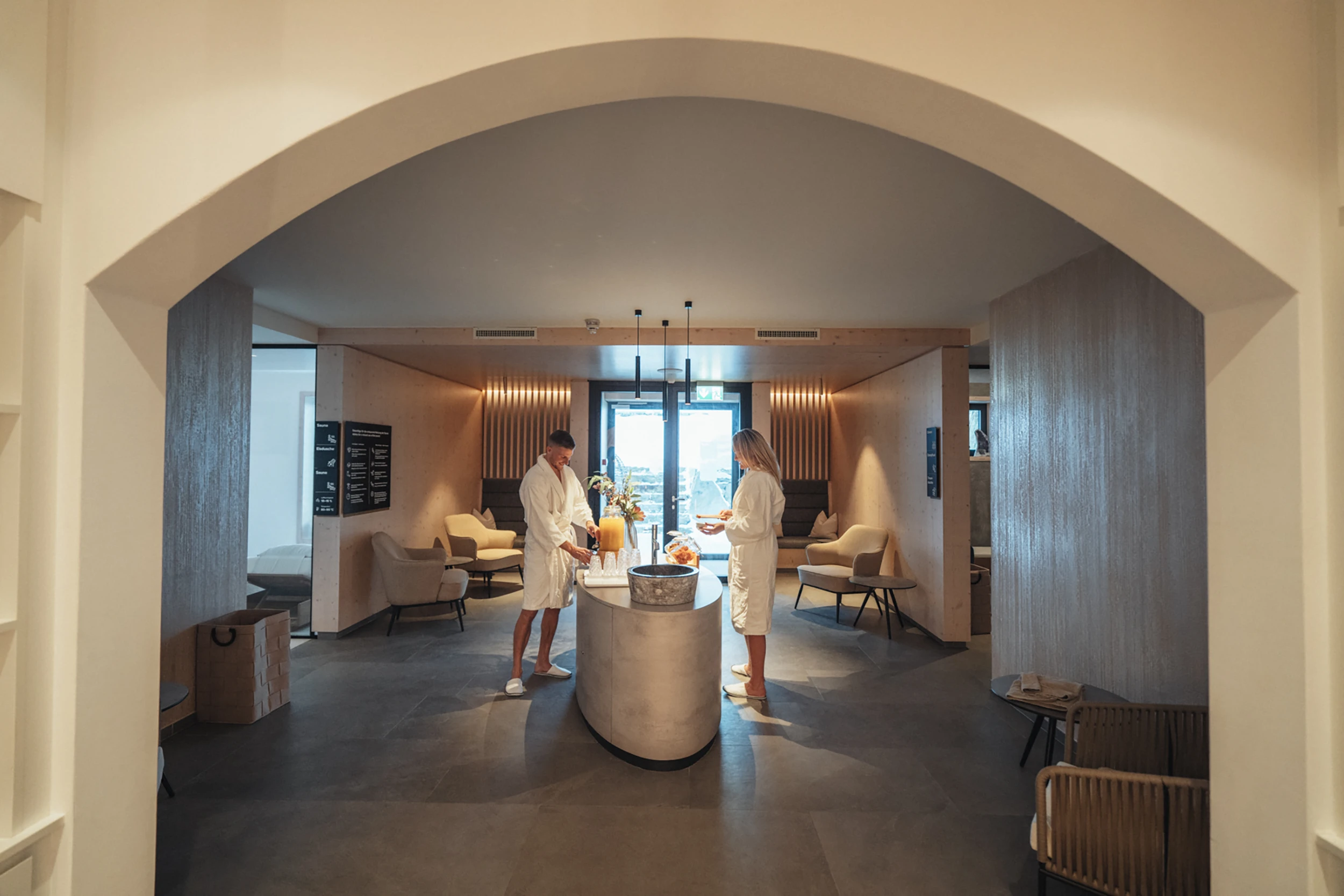 Wellnessbereich mit Ruhezone und Gästen in Bademänteln