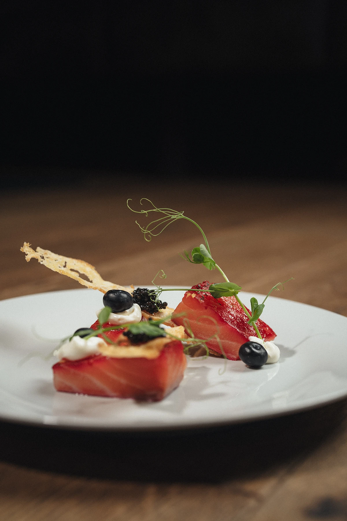 Vorspeise mit gebeiztem Lachs, Kaviar und Kresse auf weissem Teller