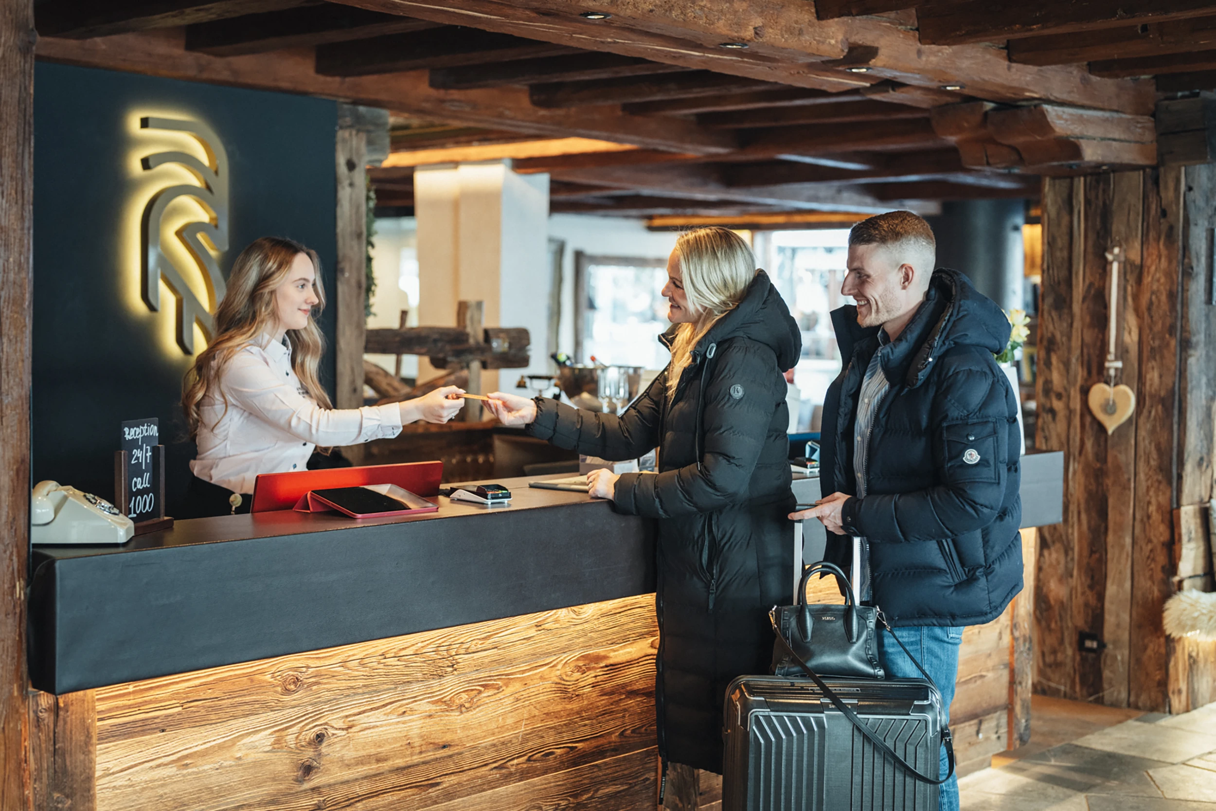 Gäste beim Check-in an der Réception des Alpen Resort Zermatt