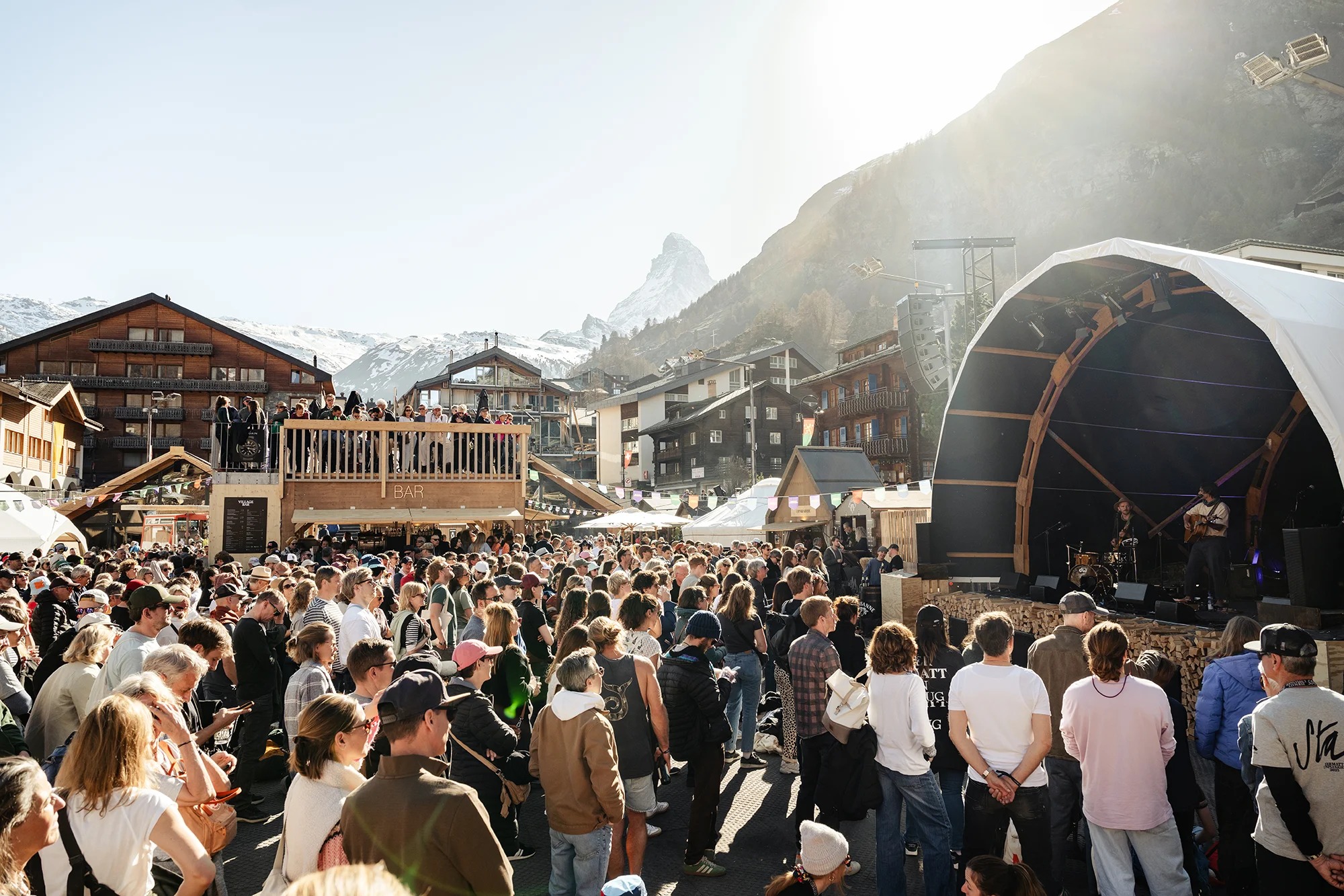 Publikum vor der Open-Air-Bühne am Zermatt Unplugged