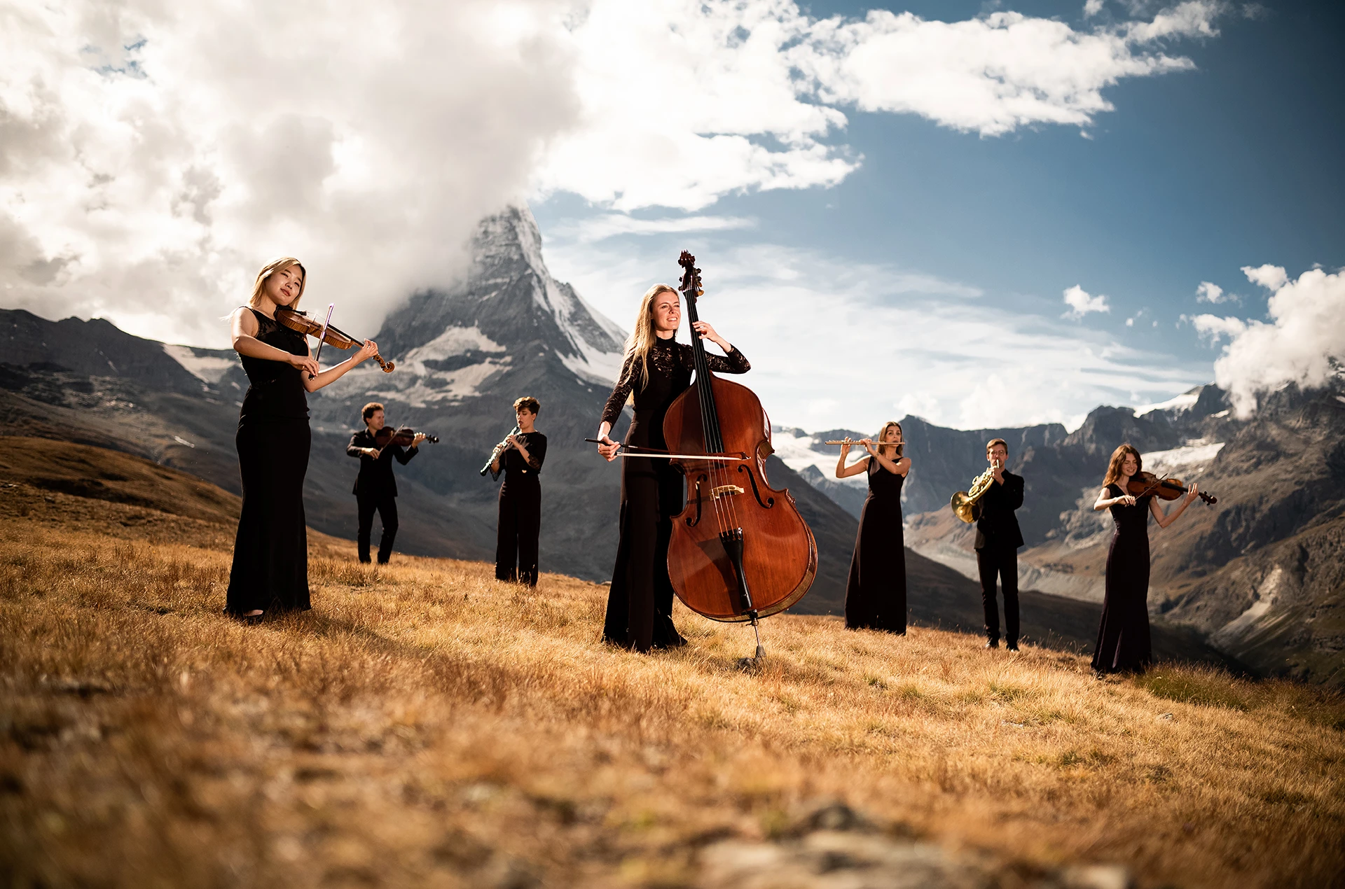 Klassisches Ensemble spielt auf einer Bergwiese vor dem Matterhorn