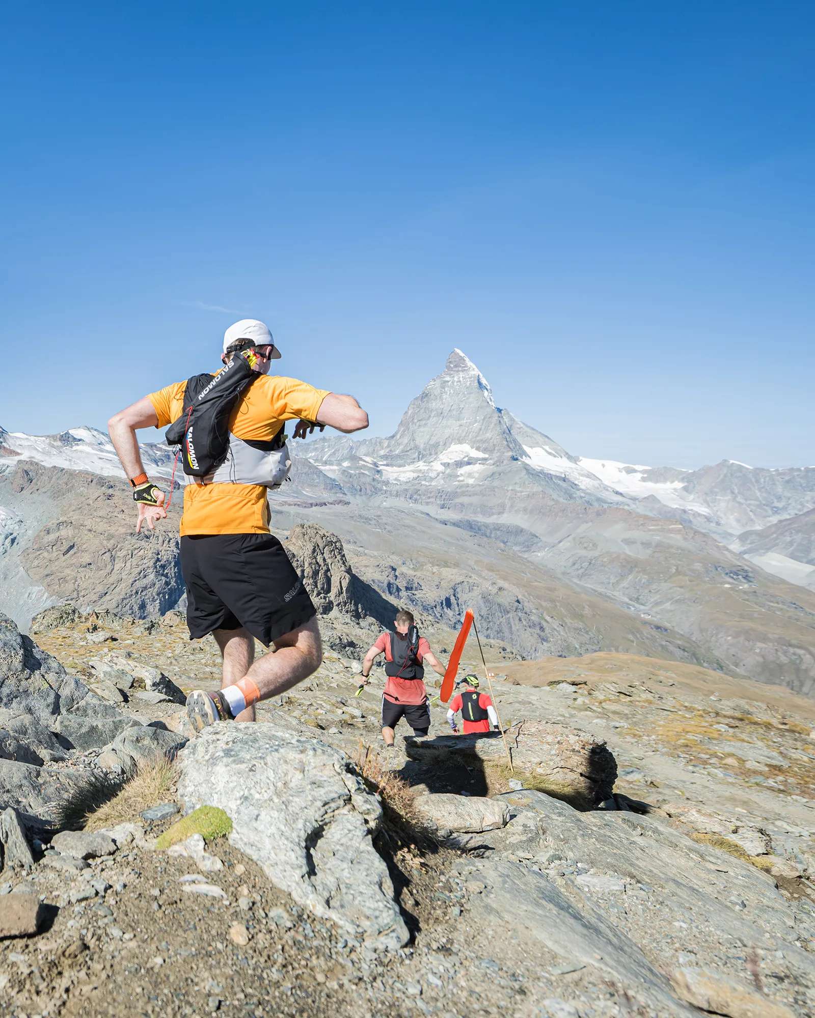 Trailrunner auf felsigem Grat vor dem Matterhorn