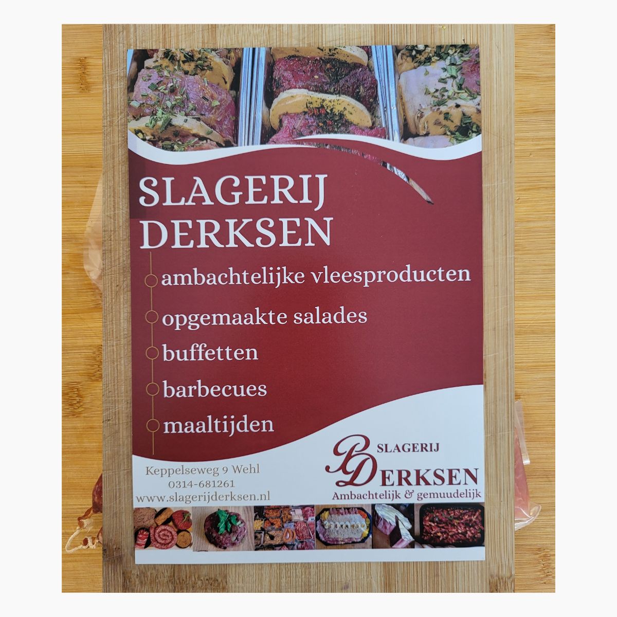 Promotiemateriaal voor Slagerij Derksen met stickers posters en beachvlag