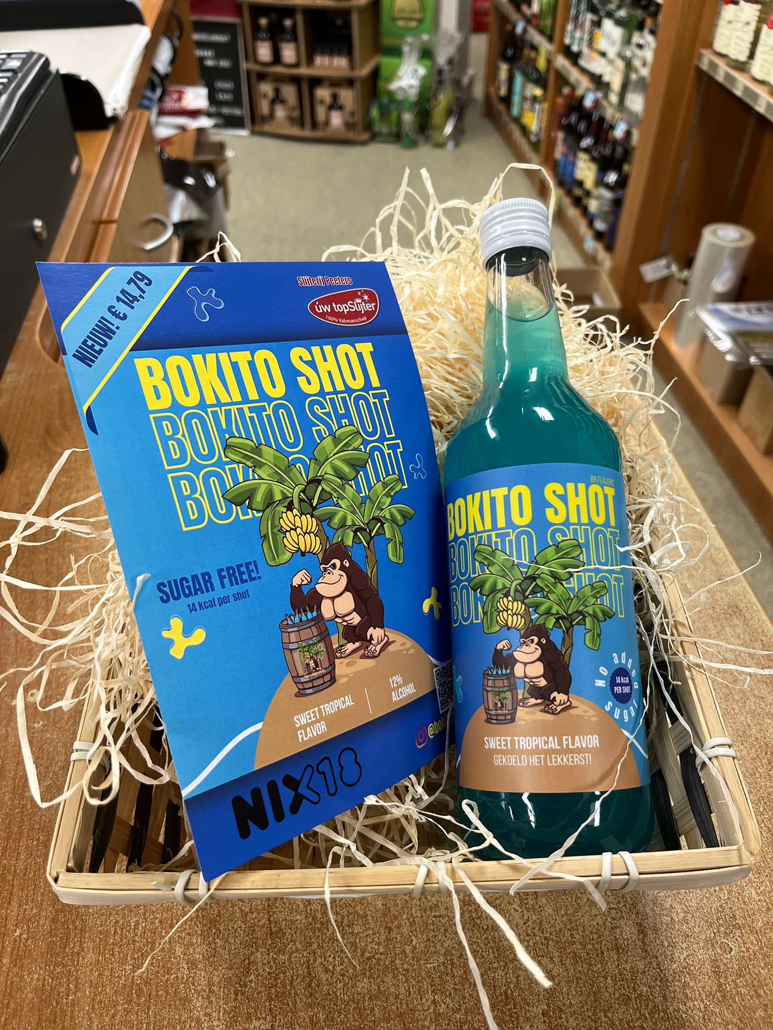 Bokitoshot whisky display in slijterij met flesetiketten en posters