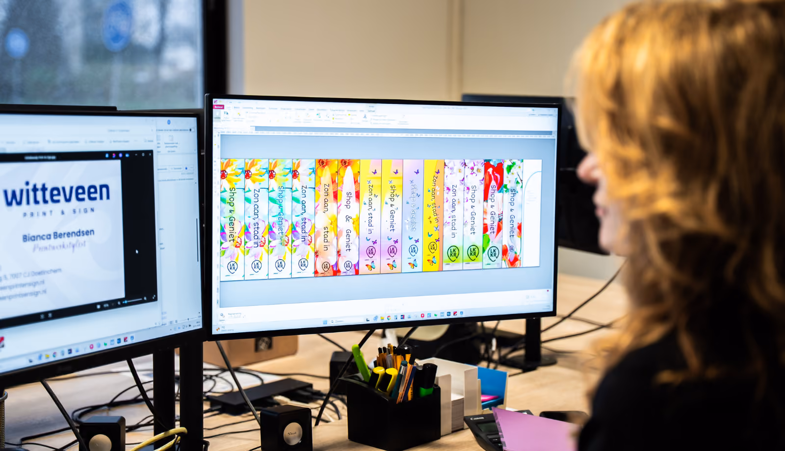Grafisch ontwerper aan het werk voor Witteveen ontwerpservice